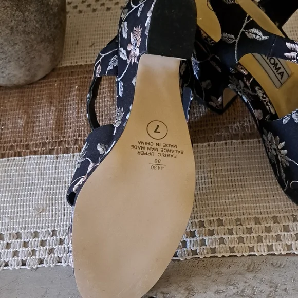 Women's Black Floral Heeled Sandals - Picture 3 of 7